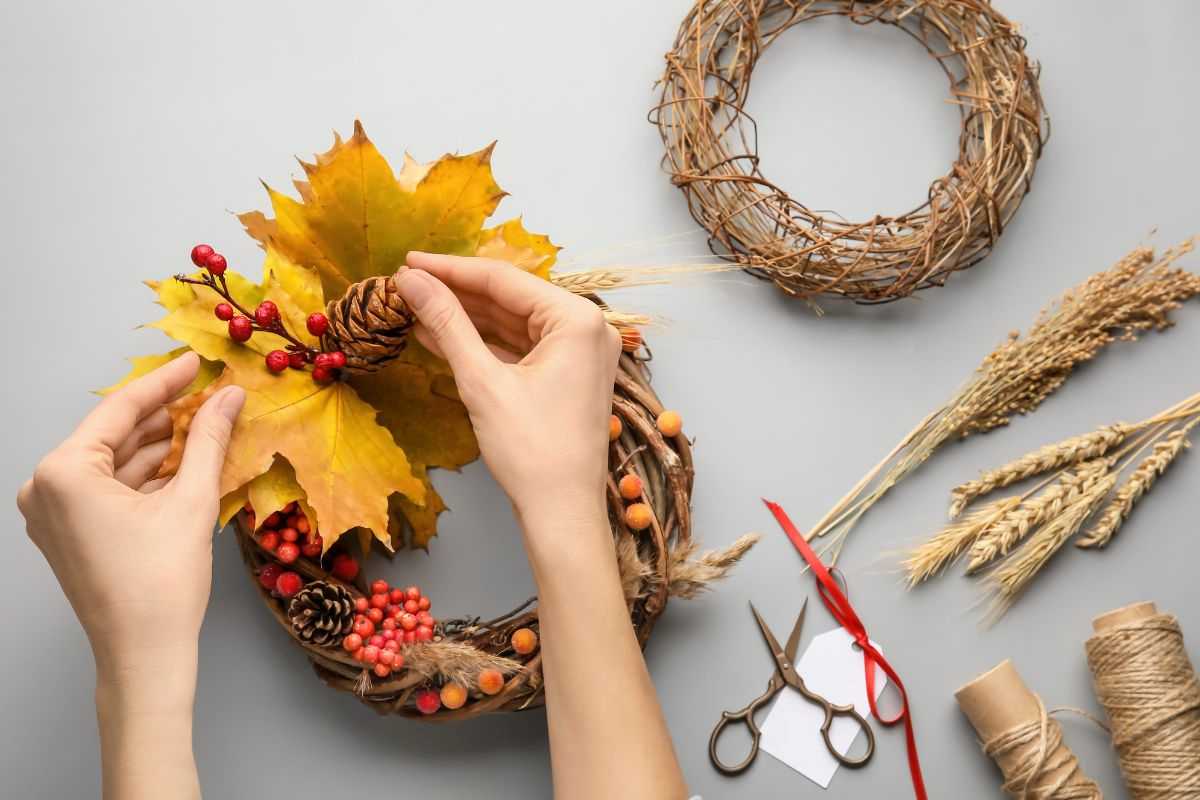 donna che realizza una ghirlanda autunnale