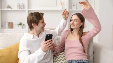 una coppia ascolta la musica insieme