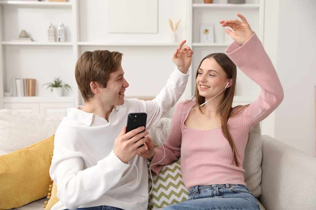 una coppia ascolta la musica insieme