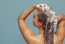 donna che si lava i capelli