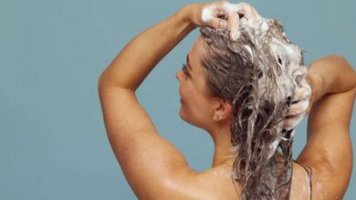 donna che si lava i capelli