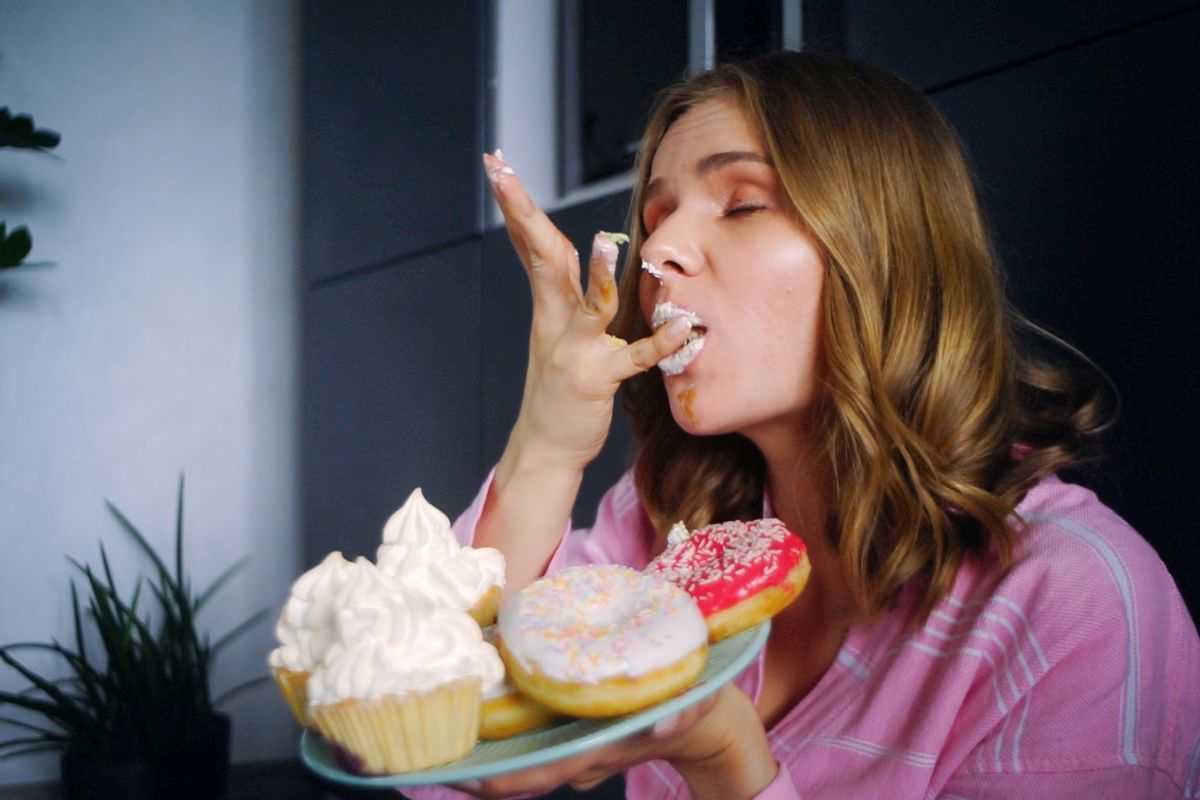 donna che mangia dolci