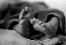 piedini in bianco e nero di un neonato
