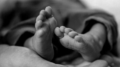piedini in bianco e nero di un neonato