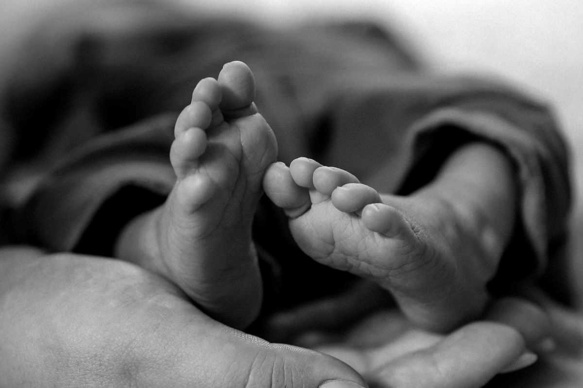 piedini in bianco e nero di un neonato