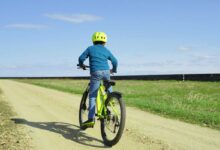 leva del freno conficcata nella schiena di un ragazzo che va in bici