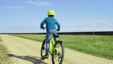 leva del freno conficcata nella schiena di un ragazzo che va in bici