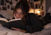 ragazza che legge un libro romance con dinamiche tossiche