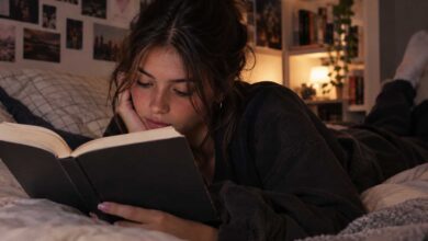 ragazza che legge un libro romance con dinamiche tossiche