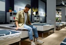 ragazzo che deve scegliere il materasso