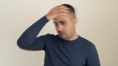 un uomo con mal di testa e vista annebbiata