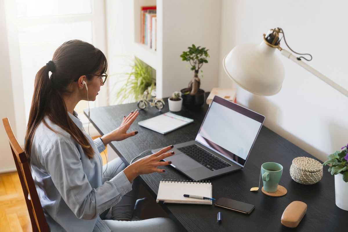 donna che lavora in smart working