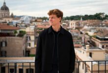 Jannik Sinner su una terrazza a Roma
