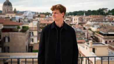 Jannik Sinner su una terrazza a Roma