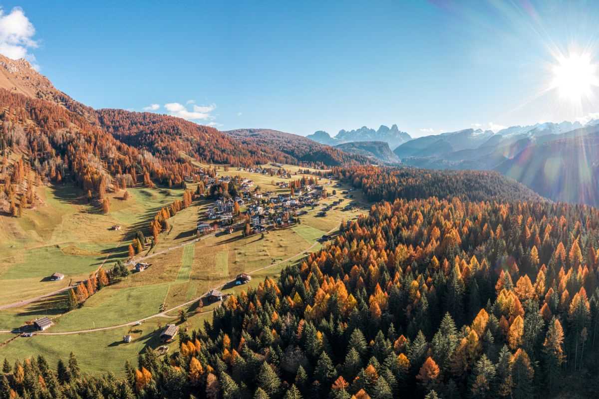 autunno in val di fiemme con veduta della vallata dall'alto