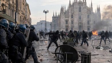 giovani manifestanti violenti in piazza duomo a milano