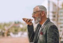 un cinquantenne parla al cellulare